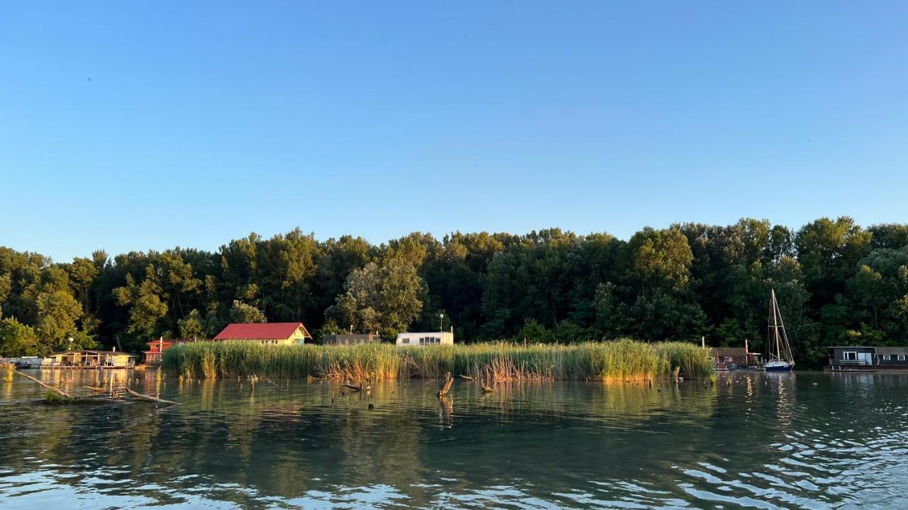 Houseboat - Beacon Of Happiness Hotel Bratislava Ngoại thất bức ảnh
